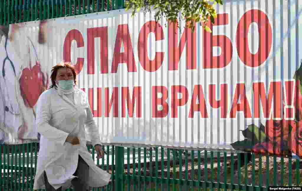 21 жовтня. Кримський медпрацівник на тлі банеру з написом &laquo;Дякуємо нашим лікарям!&raquo; у Судаку