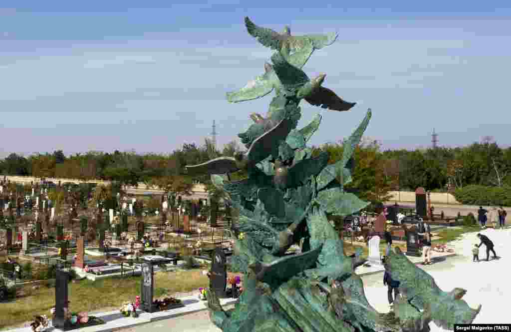 Мемориал открыли на территории городского кладбища Керчи