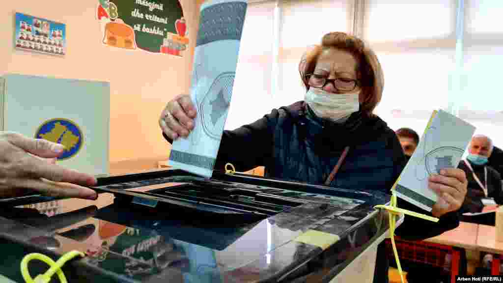 Një grua voton në Prishtinë për zgjedhjet lokale. Qytetarët kanë të drejtë të zgjedhin një kandidat për kryetar komune dhe një asamblist.&nbsp;