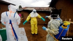 Dezinfekcija medicinskog osoblja koje liječi zaražene ebola virusom, DR Kongo, oktobar 2019.