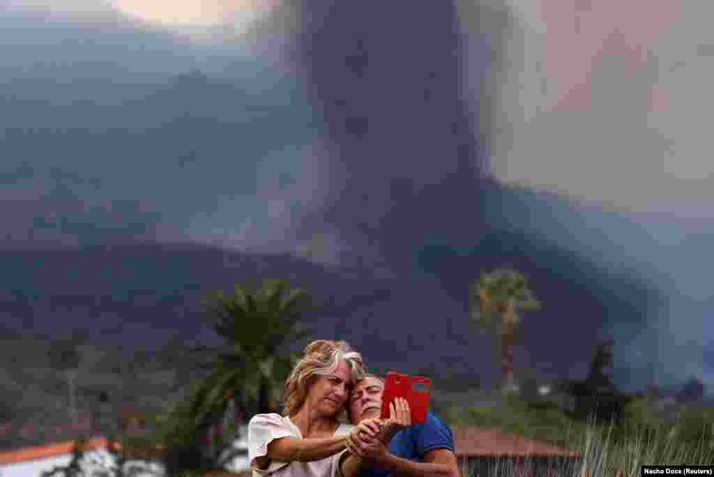 Двојка прави селфи со вулканот во позадина на 20 септември