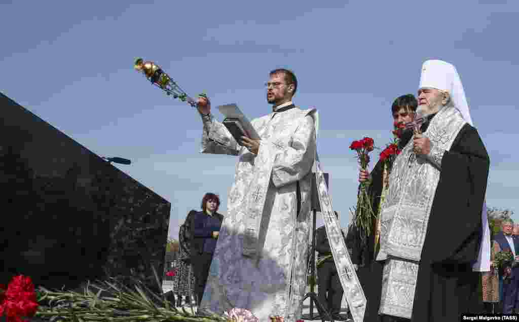 Митрополит Феодосійський і Керченський Платон (праворуч) під час відкриття монумента