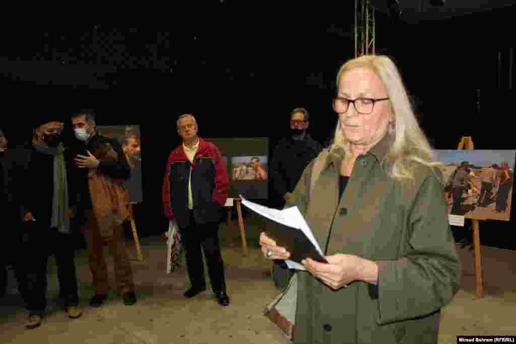 Ron Haviv na otvaranju izložbe &ldquo;Sloboda&rdquo;, okružen organizatorima i članovima Udruženja logoraša (UL) Mostara, u Media centru Omladinskog kulturnog centra &ldquo;Abrašević&rdquo;, Mostar, 25. oktobar 2021. godine.