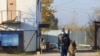 Un gardian de închisoare cu un câine este văzut lângă o intrare în unitatea de corecție pentru bărbați IK-2, unde își execută pedeapsa liderul opoziției ruse Alexei Navalnîi, în orașul Pokrov, Rusia, 8 octombrie 2021.