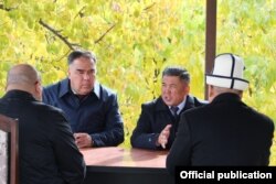 Глава Баткенской области Кыргызстана Абдыкерим Алимбаев (справа) и глава Согдийской области Таджикистана Раджаббой Ахмадзода. 27 октября 2021 года.