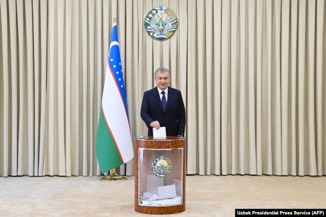 Президент Узбекистана и кандидат в президенты Шавкат Мирзиёев голосует во время президентских выборов в Узбекистане на избирательном участке в Ташкенте 24 октября 2021 года