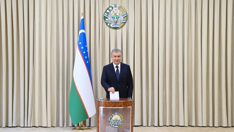 Mirziyoyev fiton lehtësisht mandatin e tretë si president i Uzbekistanit