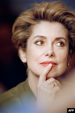 Катрин Деньов през 1992 г.