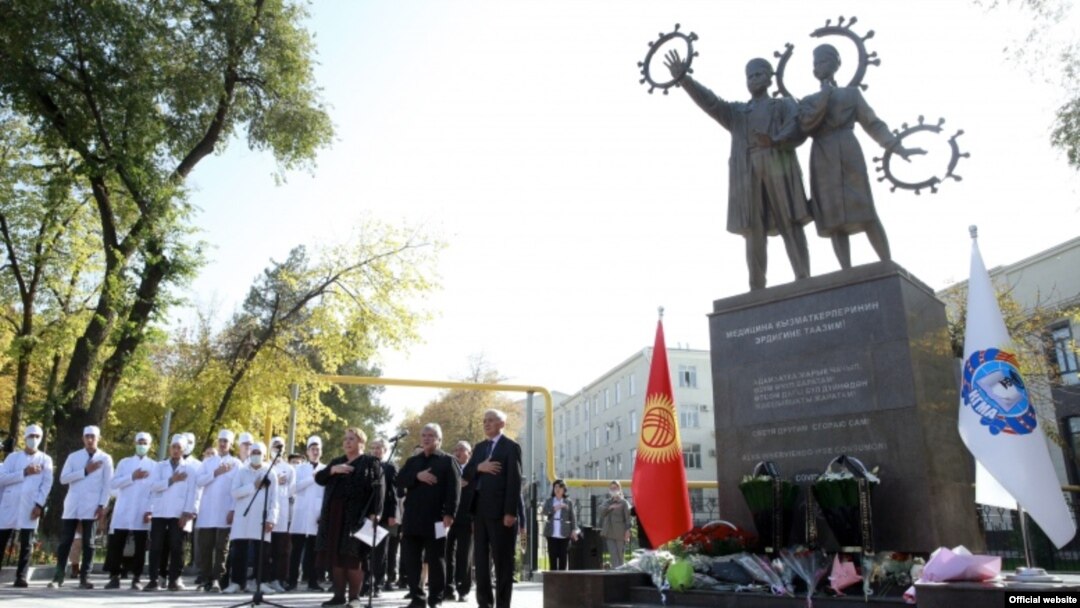 Бишкекте медиктерге арналган эстелик. 