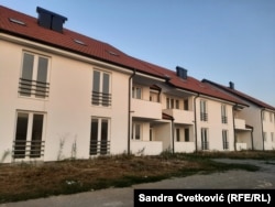 Kompleske të banimit të ndërtuara në Graçanicë më 2019 për çiftet e reja, personat e zhvendosur dhe kategoritë e rrezikuara shoqërore. Graçanicë, 14 tetor 2021.