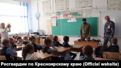 Урок с участием росгвардейцев в школе Красноярска