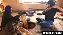 فاطمه در حال پختن نان خشک در ولسوالی ورس بامیان