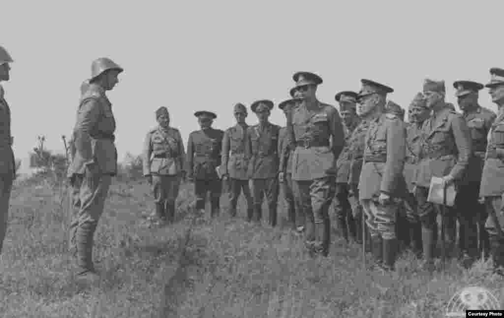 Armata Română intrase în război în iunie 1941, de parte Germaniei naziste. A urmat o campanie militară împotriva Uniunii Sovietice. Începând cu vara anului 1943, Armata Roșie a trecut la contraofensivă. Trupele britanice și americane erau și ele în ofensivă, după ce, în iunie 1944, debarcaseră în Normandia.