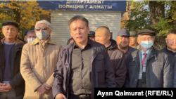 Жанболат Мамай и его сторонники у департамента полиции города Алматы. 26 октября 2021 года