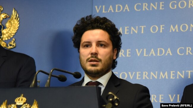 Prema Abazovićevom prijedlogu (na fotografiji, oktobar 2021.), dosadašnju Vladu bi mogla zamijeniti manjinska Vlada koju bi činila njegova koalicija (Građanski pokret Ura i Organizacija Civis), manjinske nacionalne stranke Albanaca i Bošnjaka, te moguće Socijalistička narodna partija.