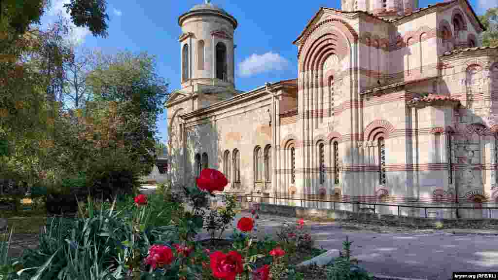 Цветущие розы у храма Иоанна Предтечи в Керчи