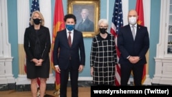 Susret u Vašingtonu 20. oktobra 2021. (s lijeva na desno): Karen Donfrid, pomoćnica državnog sekretara za evropske i evroazijske poslove, Dritan Abazović, vicepremijer Crne Gore, Vendi Šerman, zamjenica državnog sekretara SAD i Đorđe Radulović, šef crnogorske diplomatije. 