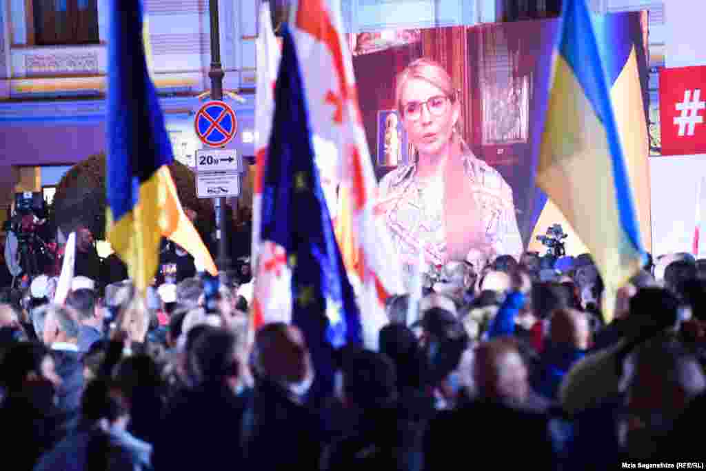 Собравшимся показали видеообращение Юлии Тимошенко &ndash; экс-премьер Украины призвала Саакашвили прекратить голодовку: &laquo;Ты нужен стране живым&raquo;