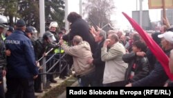 Архивска фотографија - Судири меѓу полицијата и стечајните работници на протестот пред владата во Скопје.