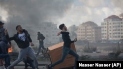 Израил армиясына каршы таш ыргытып жаткан палестиналыктар.