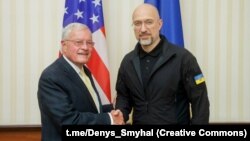 Розмова стосувалася зброї, санкцій і «наближення миру», заявив Денис Шмигаль (праворуч)