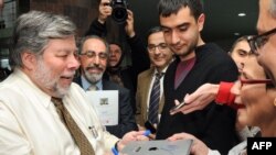 Возняк Ереван университеты студентлары белән очрашуда автографлар тарата