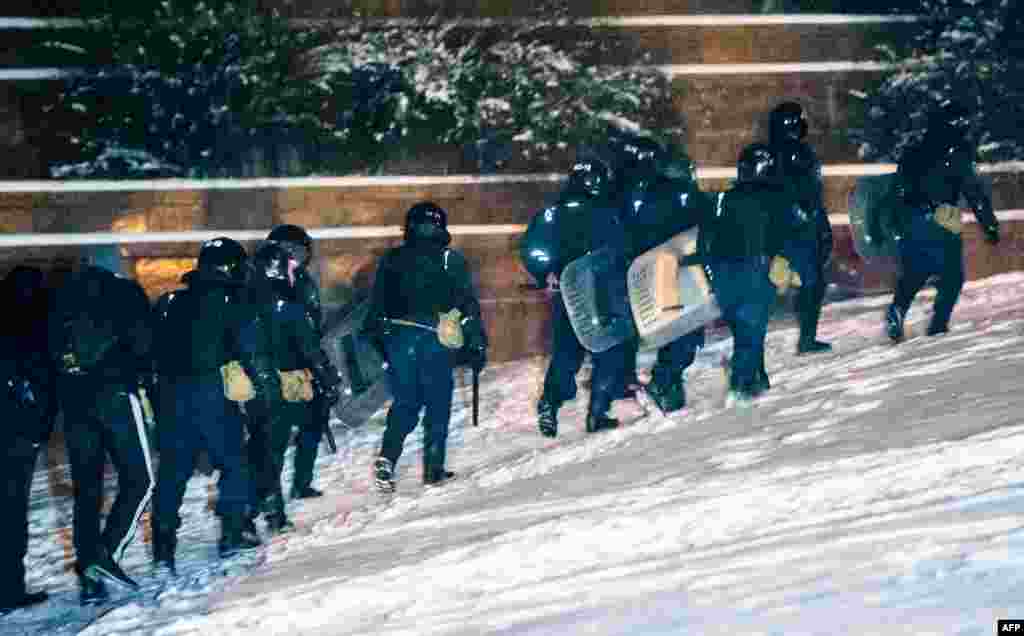 Police leave Ukrainian House&nbsp;after opposition supporters had stormed the&nbsp;building and ousted them from the&nbsp;premises in fresh clashes. 