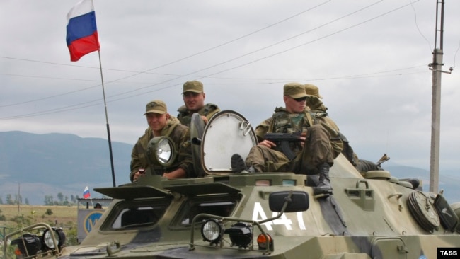 Грузия, 6 августа 2008 года. Российские военные на административной границе между Южной Осетией и основной частью грузинской территории