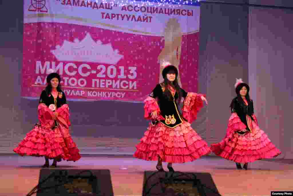 Кыздар көрүүчүлөргө кыргыз бийин тартуулоодо