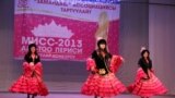Кыздар көрүүчүлөргө кыргыз бийин тартуулоодо