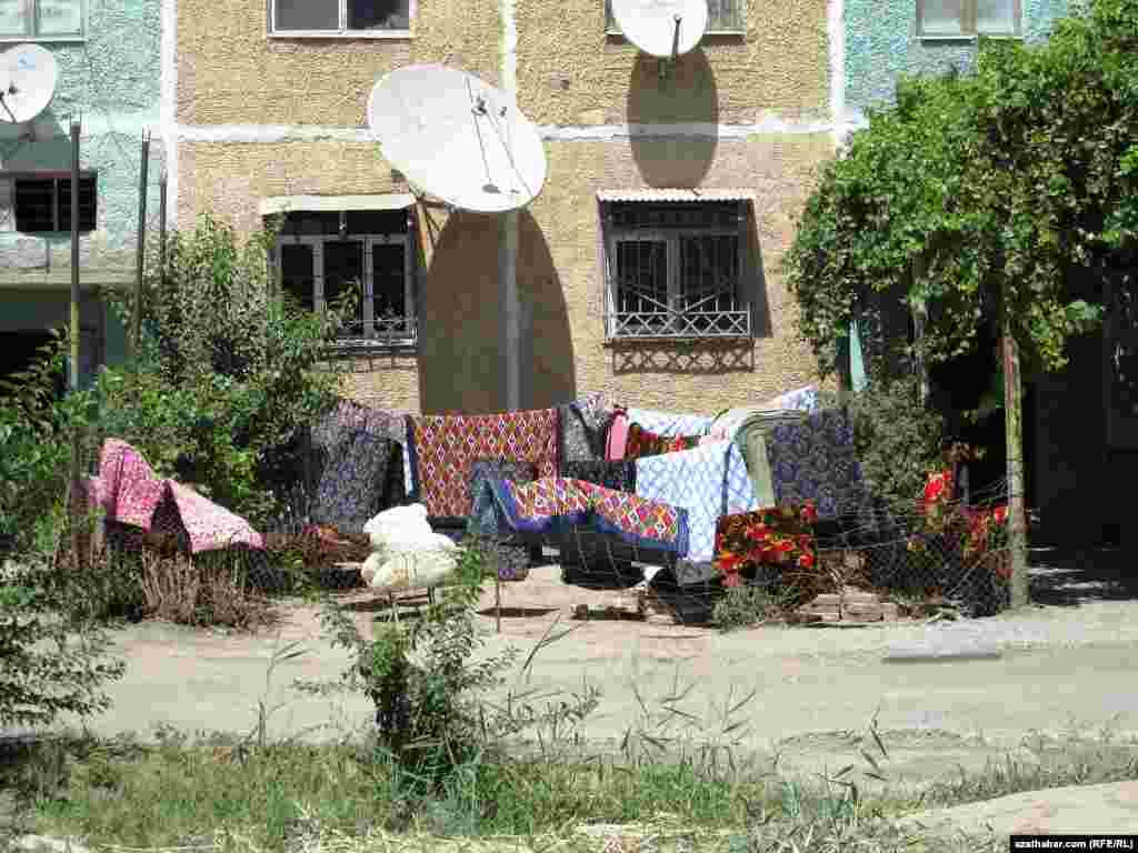 Köçä serlip goýlan ýorgan-düşekler