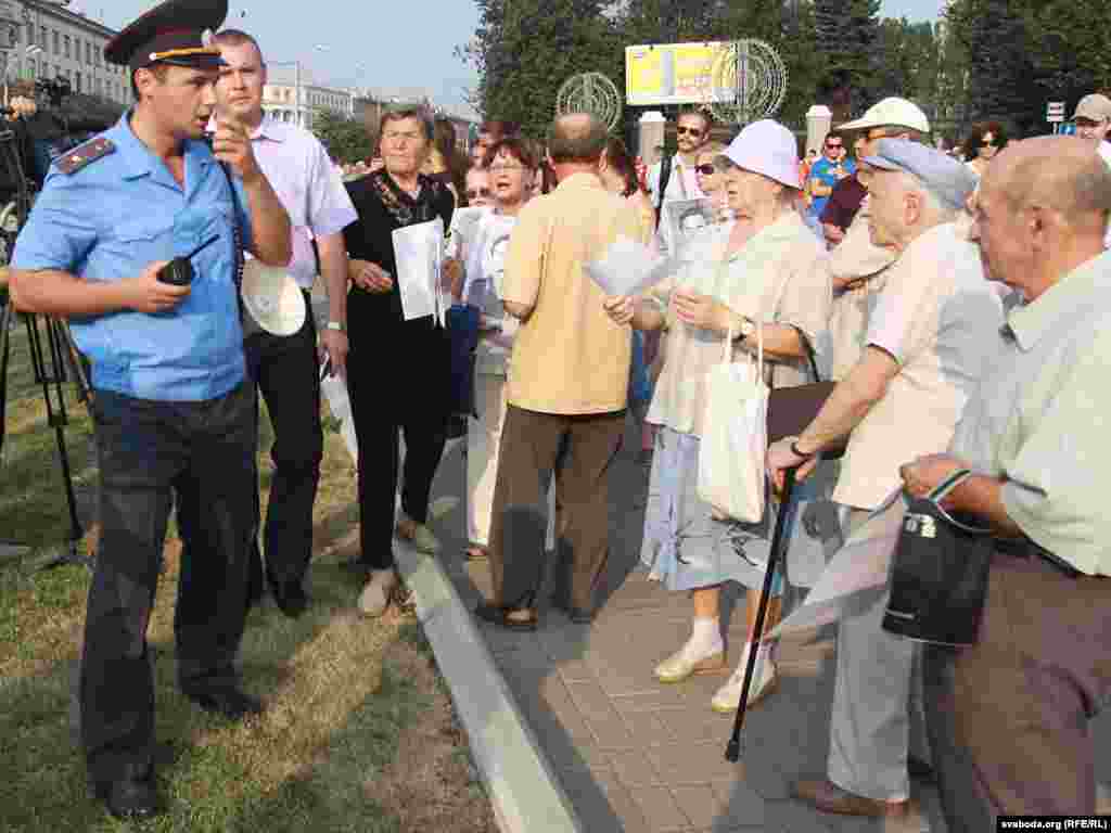 Міліцыя папярэджвае, што акцыя несанкцыянаваная, і патрабуе разысьціся.