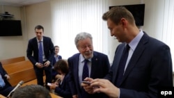 Олексій Навальний (п) розмовляє із адвокатом Алішера Усманова Генріхом Падвою на засіданні суду в Москві, 30 травня 2017 року