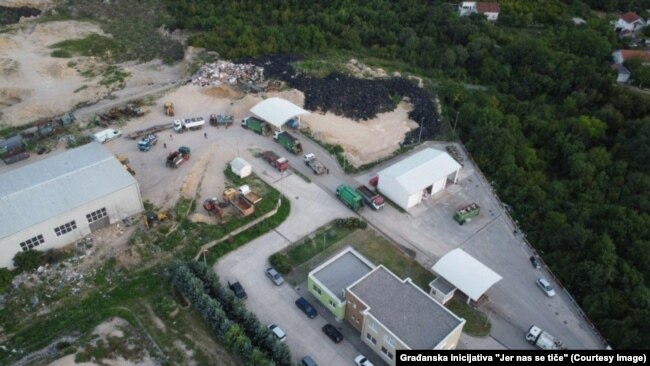 Kolona kamiona na ulazu u mostarsku deponiju, nakon što je, mimo zabrane inspekcije, deponija ponovo otvorena. Mostar, 15. septembar 2025. godine