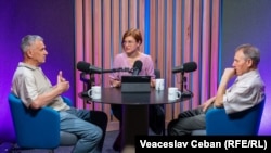 Analiștii politici Igor Boțan (stânga) și Nicolae Negru, în studioul Europei Libere, în timpul înregistrării acestui episod al podcastului „Dincolo de Știri” moderat de Eugenia Crețu