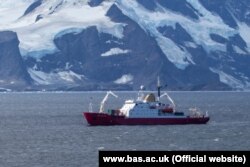 Літери RRS перед назвою «James Clark Ross» означають Royal Research Ship – «королівське дослідницьке судно». Фото Британської антарктичної служби