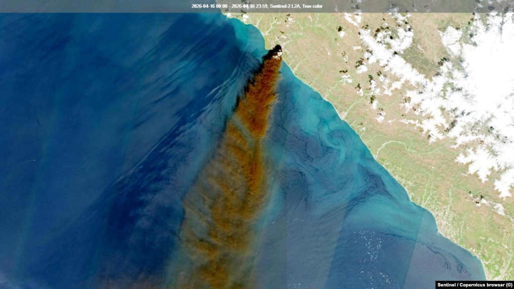 Дим від пожежі в Туапсе в Краснодарському краї РФ на супутниковому знімку, 16 квітня 2026 року