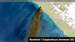 Дим від пожежі в Туапсе в Краснодарському краї РФ на супутниковому знімку, 16 квітня 2026 року