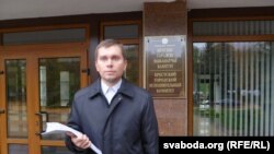 Каардынатар кампаніі «За вела-Берасьце» Ўладзімер Красько з подпісамі ля гарвыканкаму.