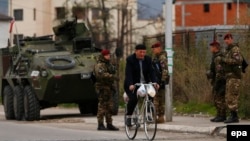 Patrulă NATO la Mitrovica, Kosovo