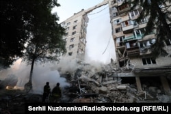 Зруйнований російським ракетним ударом 17 червня 2025 року під'їзд багатоповерхівки в Солом'янському районі Києва