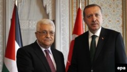 Түрк өкмөт башчысы Режеп Тайып Эрдоган палестин лидери Махмуд Аббас менен Стамбулдагы саммиттин негизги иш күнүн утурлай жолукту. 7-июнь, 2010-ж. 