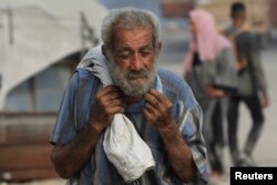 Un palestinian cară ajutoare primite de la organizațiile umanitare - 10 august 2025.