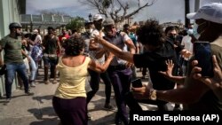 Policija i demonstranti tokom antivladinih protesta u Havani, na Kubi 11. jula 2021.