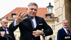 La 27 februarie, premierul slovac, Robert Fico (centru), era primit la summitul Visegrad 4 de la Praga de colegul lui ceh, Petr Fiala (dreapta), cu un mic zâmbet pe buze. Între timp și acela a dispărut. 