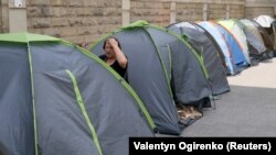 Corturile instalate de susținătorii PD în fața Ministerului de Interne la Chișinău