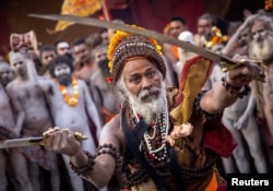 Naga Sadhus, sau oameni sfinți hinduși, participă la procesiune pentru a face o baie în râul Gange în timpul lui Shahi Snan la „Kumbh Mela”, sau la Festivalul Pitcher, în plină epidemie de coronavirus