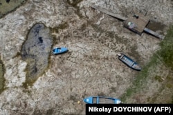 Čamci na isušenom koritu Dunava ispred mosta Kalafat–Vidin, koji povezuje Bugarsku i Rumuniju, kod sela Antimovo u jugoistočnoj Bugarskoj, 22. jul 2026.
