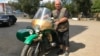 Житель Казахстана с мотоциклом "Урал" (архивное фото)