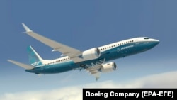 Демонстрационный Boeing-737 MAX 8 в фирменных цветах американского самолетостроительного концерна.